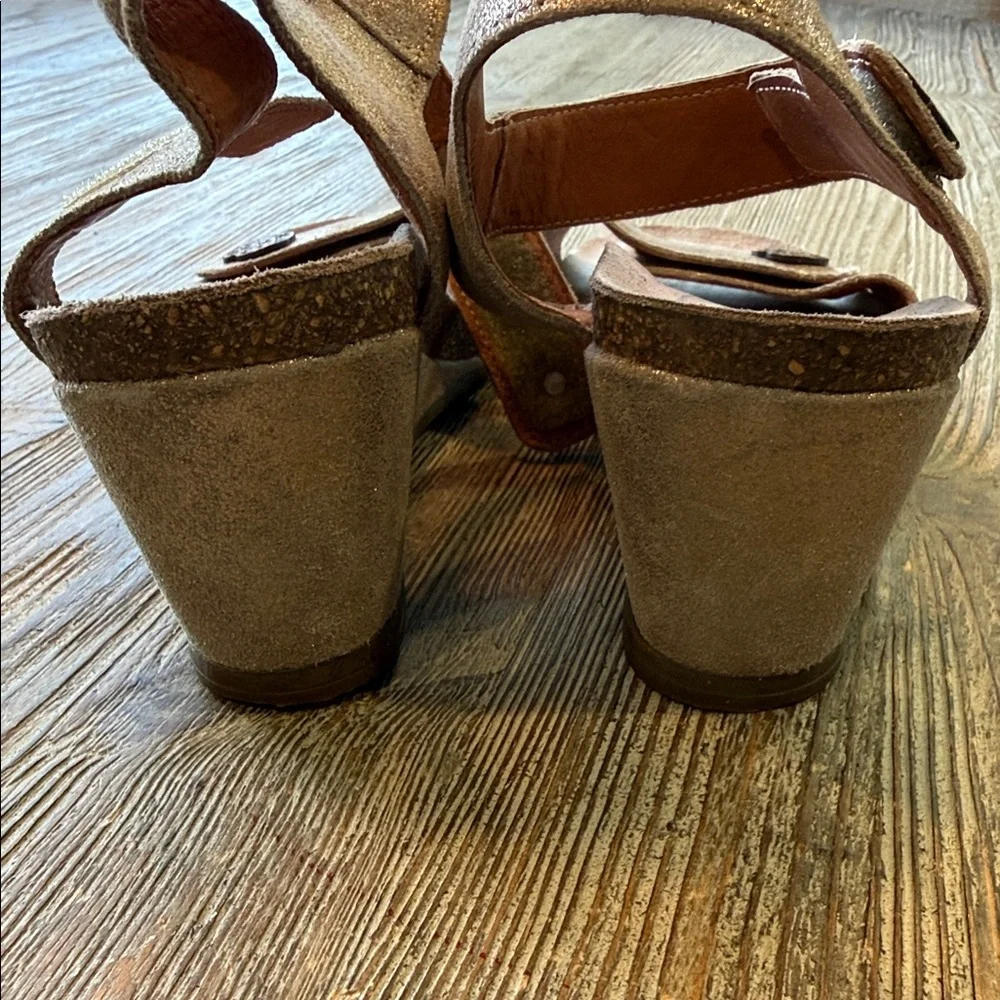 Taos Gold Carousel 2 Wedge Sandals 39/ 8